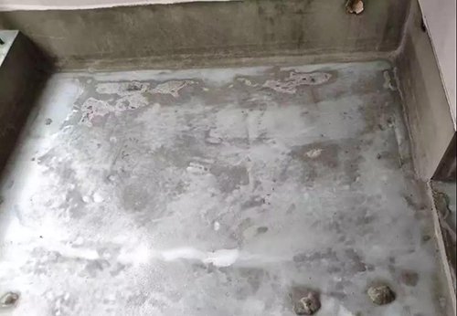 防水材料施工中出現(xiàn)針孔現(xiàn)象及防水層粘接不牢、開裂、發(fā)白等麻煩該如何解決？